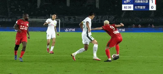 柏杨踩踏动作犯规，裁判吹罚点球